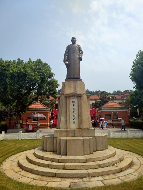 穿过红色建筑
