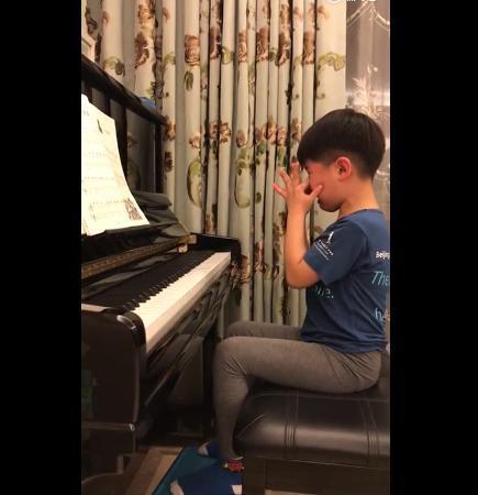 弹钢琴并不容易