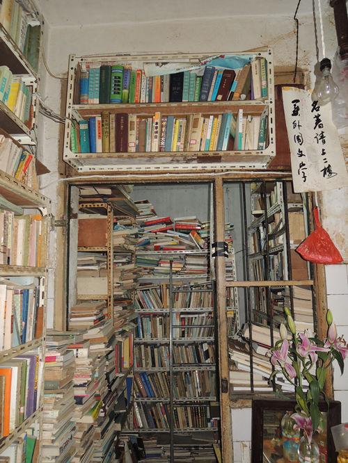 书店在街道的角落里
