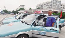 路边鼓掌路上奔跑