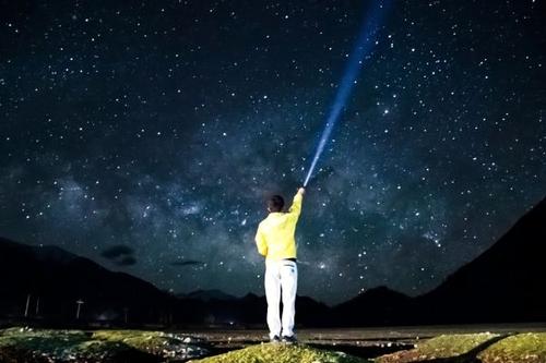 那天晚上我们抬头看着星空