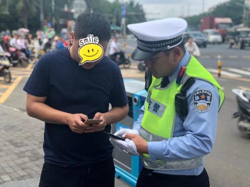 交警大叔来到校园