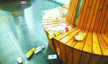 乱扔垃圾的小朋友