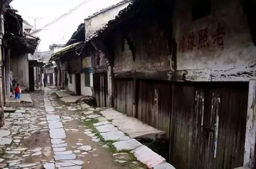 走通过城市的老街道
