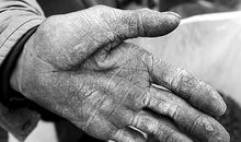 那只布满硬的茧的手