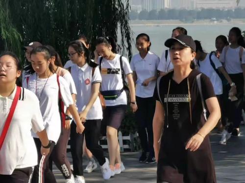 华狮拉动了感情