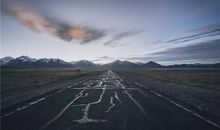 仰望那条柏油路