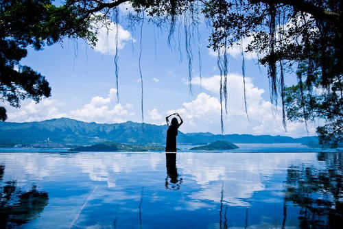 我们必须在今年夏天离开。
