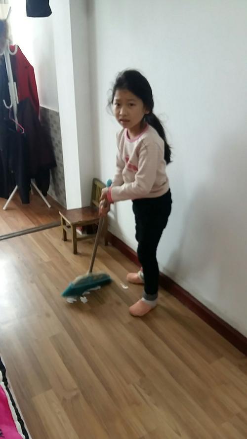 我正在帮助我的母亲清洁。
