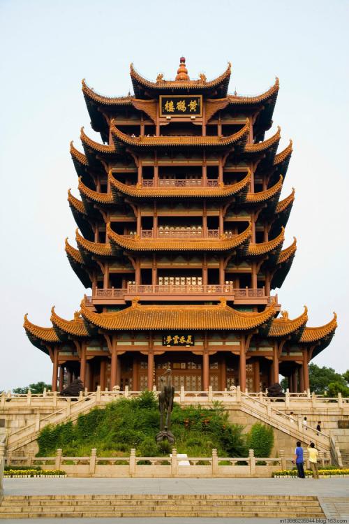 改变黄色起重机塔