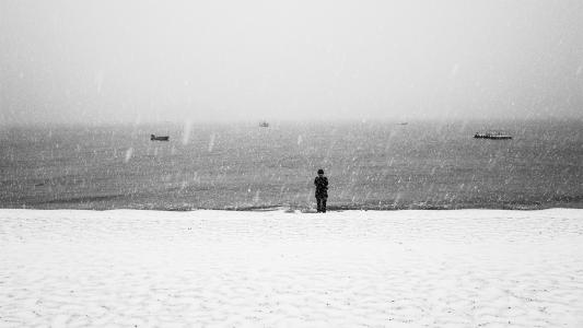 站在风和雨后