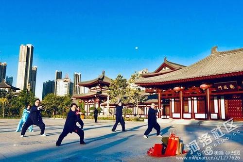 在公园里，你已成为最美丽的风景。