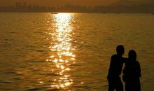 看着我背影远去的那个人