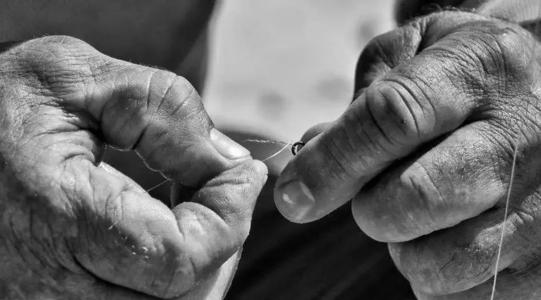 抱着他父亲的手