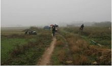 走在泥泞的路上