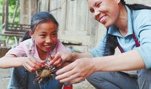 左手父亲，右手母亲