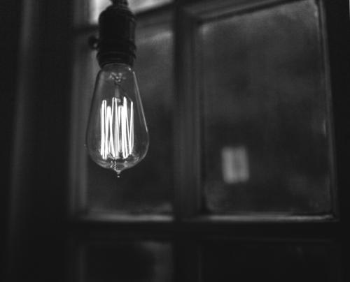 一个白色的帆是我的灯。