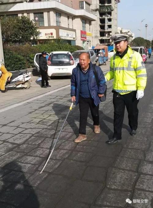 卖街上言语的老人让我感动了