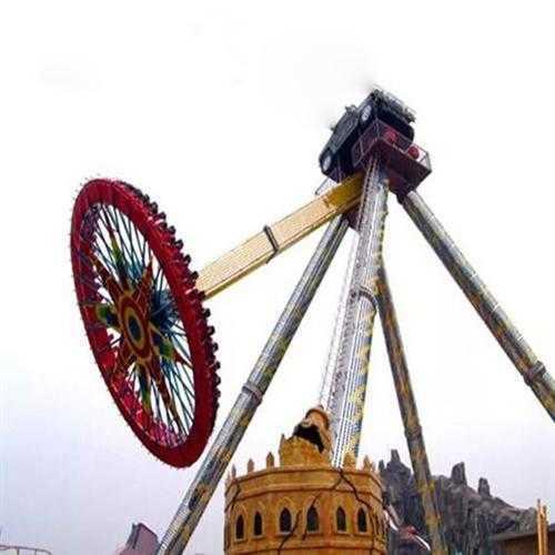 首先坐在一个大摆锤上