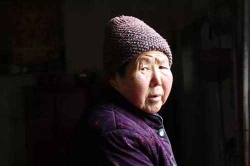 那天，我的母亲笑了笑。