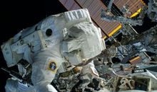 作文续写太空站宇航员正在打盹