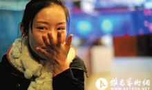 他激动得留下眼泪