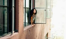 在窗外看我的人