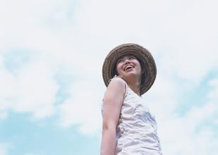 笑着