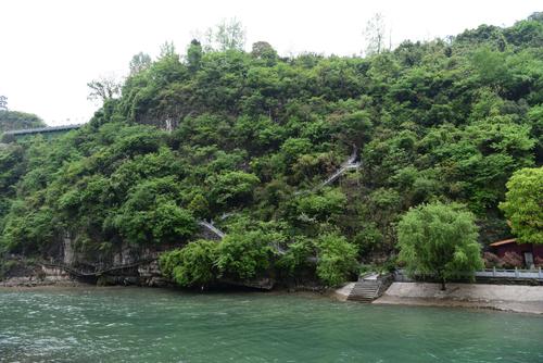 旅游三个游泳洞