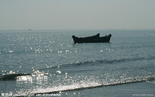 船在海中