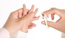 第一次帮妈妈剪指甲