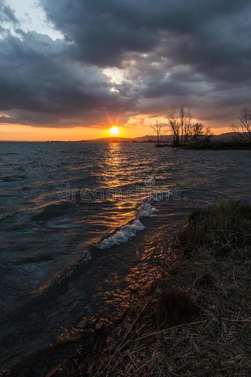 去黑暗和发现美丽