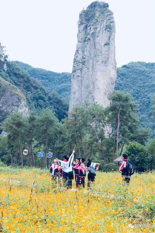 在蓝天下面