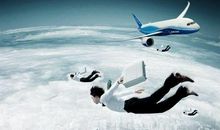 在天空中飞翔的羽毛球