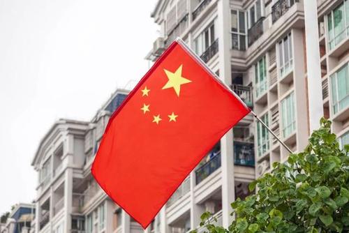 看着明亮的五星红旗