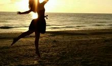 忍不住踮起脚尖