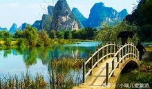 站在山水环绕的门口