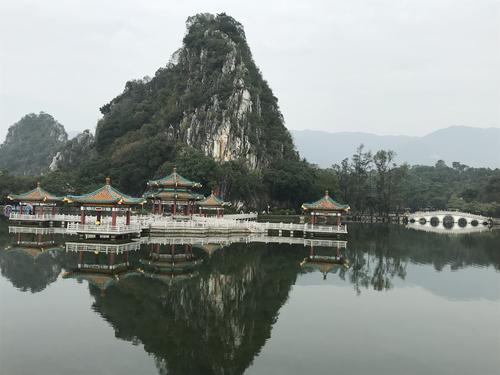 美丽的七星岩石