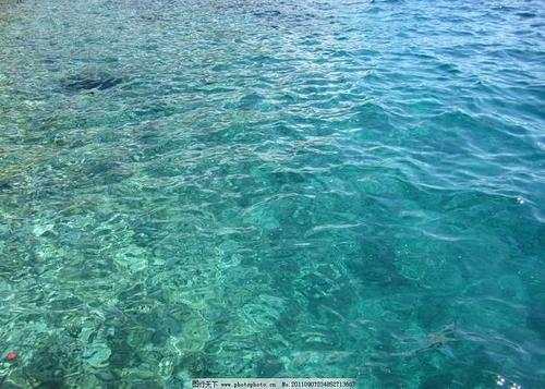 透明湖水