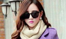 灯光下的紫色风衣