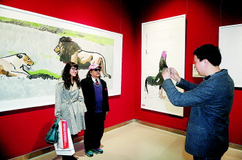 参观绘画和书法展览