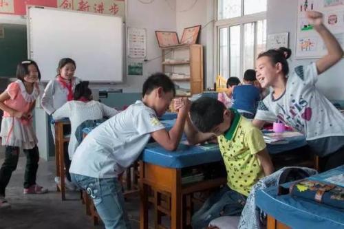 一个有趣的“掰手腕”游戏