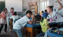 一场有趣的“掰手腕”比赛