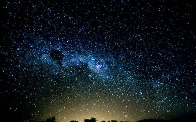 夜空中最闪烁的光线