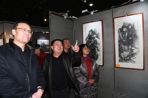 参观艺术展览