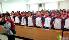 举起心中的团旗——访邓小平故居有感