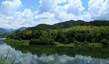 在蓝天白云之间