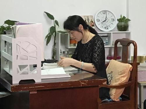在烛光的微笑之后