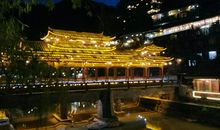 漫步在风雨桥上