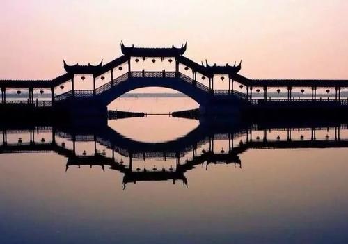 那座桥正在努力